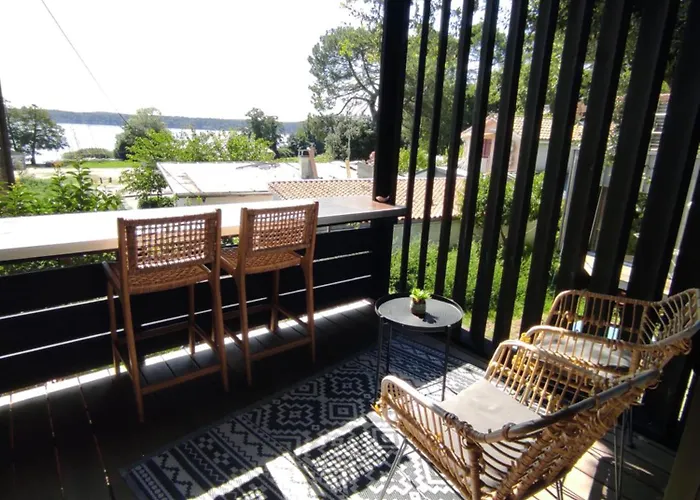 Perchee Avec Vue Imprenable Sur Le De Bed & Breakfast